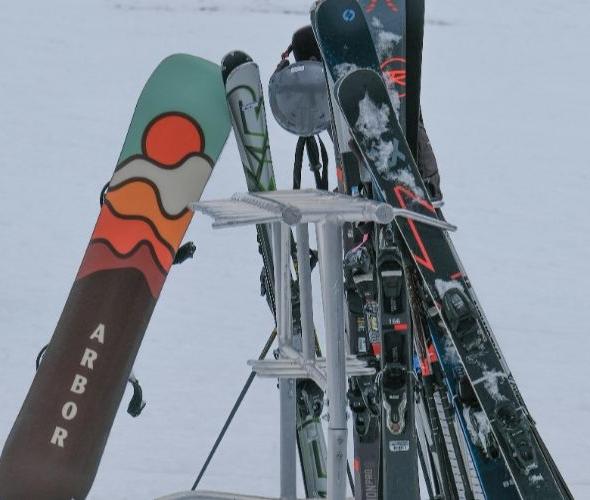 Botiga de lloguer de material i de roba d’esquí al mateix hotel Ushuaia The Mountain Hotel Arinsal Botiga de lloguer de material i de roba d’esquí al mateix hotel Ushuaia The Mountain Hotel Arinsal